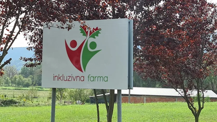 Inkluzivna farma tabla